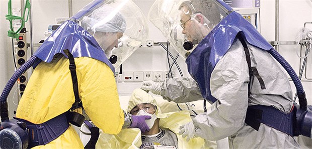 Größte Gefahr, größte Erfahrung Pflegekräfte fordern zur Betreuung von Ebola-Patienten einheitliche Sicherheits- und Ausbildungsprotokolle.