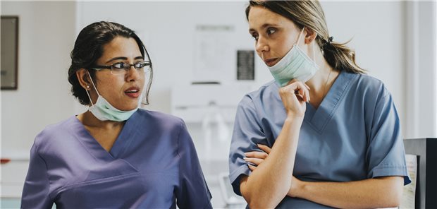 Pflegepersonaluntergrenzen gelten bald wieder Pflegekräfte im Gespräch: Mindestpersonalvorgaben auf Intensiv- und geriatrischen Stationen sollen wieder scharf gestellt werden.