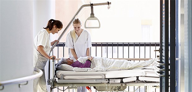 DKG sieht sich in ihrer Kritik bestätigt Pflegekräfte in einer Klinik: Die Werte bei den Personaluntergrenzen zeigen Abweichungen für die einzelnen Bereiche, betont die Krankenhausgesellschaft.