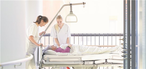 Fluch oder Segen für die Pflege? Pflegekräfte in einer Klinik: Personaluntergrenzen sind eine Vorgabe, die Risiken birgt.