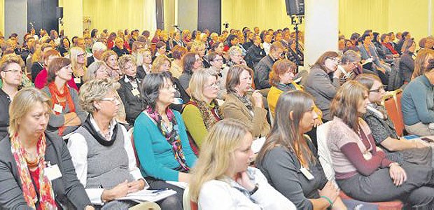 Ohne Solidarität keine Pflegekammer Pflegekräfte, -schüler und Verbandsfunktionäre lauschten insgesamt 65 Experten beim Gesundheitspflege-Kongress in Hamburg.