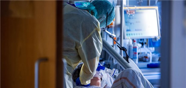 Mangel an Pflegekräften: Kliniken glauben nicht an schnelle Besserung Pflegekraft auf Station