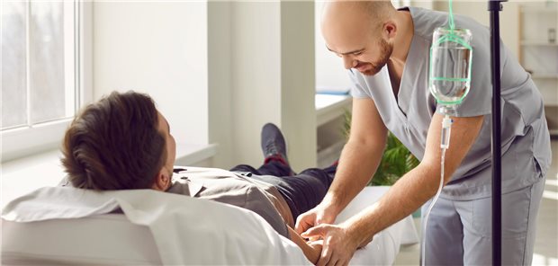 Pflegeberufe vor „Quantensprung“? Lauterbach nimmt neuen Anlauf auf Heilkundeübertragung Pfleger mit einem Patienten.