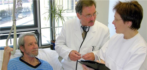 Corona zeigt: Neue Aufgabenverteilung zwischen Ärzten und Pflegekräften nötig Pflegekräfte sollten mehr heilkundliche Aufgaben übernehmen dürfen und weniger pflegefremde Aufgaben übernehmen müssen, fordert der Pflegebevollmächtigte der Bundesregierung, Andreas Westerfellhaus.