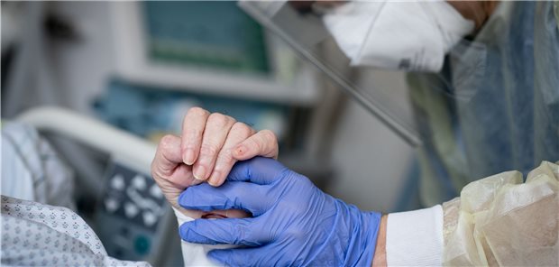 „Pfleger und Ärzte sind keine Helden, sondern Menschen mit Bedürfnissen“ Pflegekräfte und Ärzte können aufgrund der Belastungen der Corona-Pandemie selbst zu Patienten werden, warnt das Aktionsbündnis Patientensicherheit.