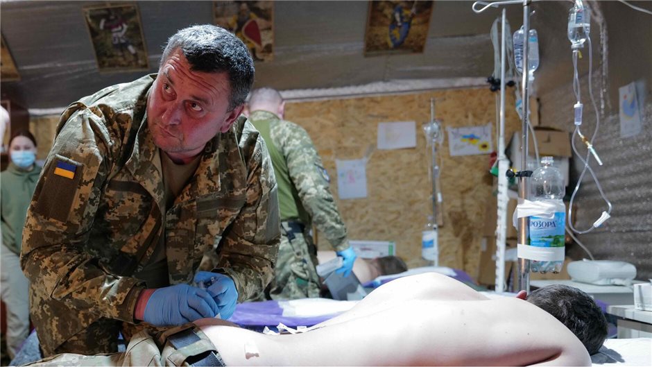 Pflegekräfte und Ärzte versorgen die Schwerstverletzten. Die Männer haben die Dr...