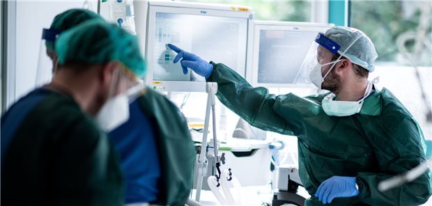 Intensivstationen: Das Personal ist der Flaschenhals Pflegekräfte versorgen einen Patienten auf der Intensivstation im Operativen Zentrum II des Universitätsklinikums Essen.