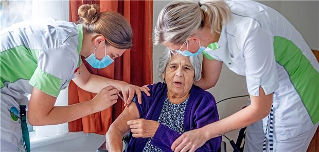 Corona trifft Beschäftigte in Pflege und Gesundheit hart Pflegekräfte waren im Coronajahr 2020 überdurchschnittlich häufig krank geschrieben.