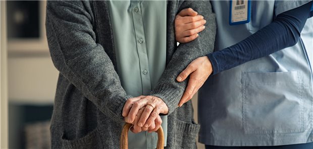 Pflegerin hilft älteren Menschen.