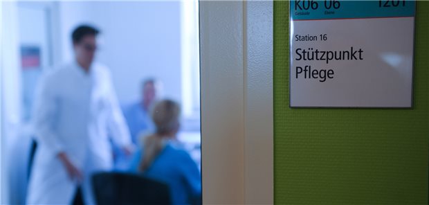 In Alten- und Krankenpflege fehlten 2022 rund 35.000 Fachkräfte Pflegekräfte werden immer knapper. Längst nicht jede Stelle kann besetzt werden.