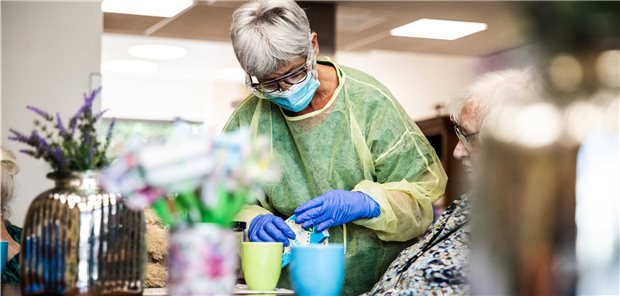 Fast eine halbe Million Pflegekräfte gibt den Job auf Pflegekräfte wurden in der Corona-Pandemie im Job stark strapaziert. Mehr als 400.000 haben der Branche den Rücken gekehrt.