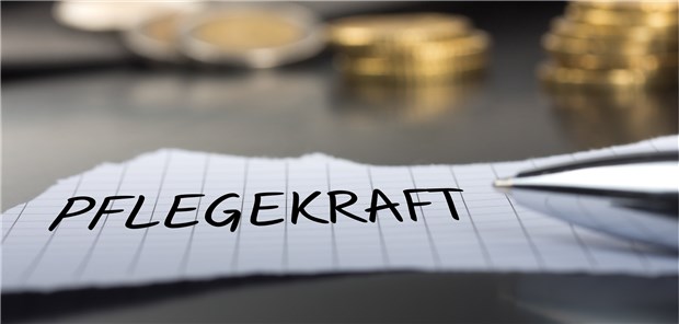 Spahn plant neue Regelungen Pflegekraft auf einem Zettel vor Geldmünzen: Wie viele Pflegekräfte sich Kliniken nach den strikten Vorgaben des Gesetzesgebers erlauben können, darüber gibt es Streit – auch wie viele der Markt überhaupt hergibt.
