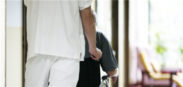 Nur jede dritte Pflegeeinrichtung zahlt nach Tarif Pflegekraft bei der Arbeit. Die Löhne der Pflegekräfte in Deutschland können weit auseinanderliegen. Zwischen Baden-Württemberg und Sachsen-Anhalt beträgt das Lohngefälle mehr als vier Euro in der Stunde.
