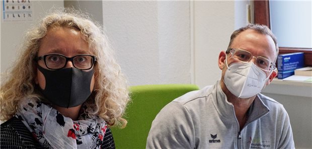 Pflegen eine enge Zusammenarbeit: Praxisberaterin Dörte Bacher (links) und Internist Manuel Krey (rechts)