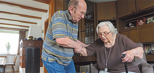 Pflegende Angehörige brauchen mehr Hilfe Pflegende Männer – wie bei diesem alten Ehepaar – sind immer noch die Ausnahme.