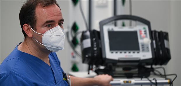 Wie eine Frankfurter Klinik im laufenden Betrieb ihr neues Passivhaus bezieht Pfleger Antonio Teixeira Ferreira, hier im Neubau des Klinikums Höchst in der Klinik für Innere Medizin - Kardiologie, hat den Umzug der Kardiologie vorbereitet. Dazu gehörte auch, in einer Simulation probe einzuräumen.
