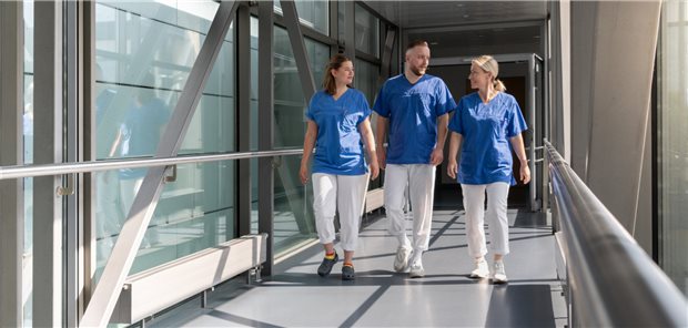 Entlastungstarif für Pflegepersonal am Uniklinikum Dresden vereinbart Pfleger am Uniklinikum Dresden: Nicht immer geht es auf den Stationen so entspannt zu. Wird es einmal richtig eng, erhalten die Pfleger künftig Zuschläge.