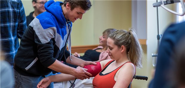 Baden-Württemberg fördert praktische Ausbildung von Pflege-Studierenden Pflegeschüler üben das Blutdruckmessen an Mitschülern. Bei Pflegestudierenden erhalten Kliniken oder Heime bei der praktischen Ausbildung keine finanzielle Unterstützung aus dem Ausgleichsfonds.