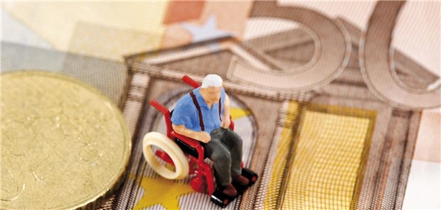 Rollstuhlfahrer aus Plastik auf einem Geldschein