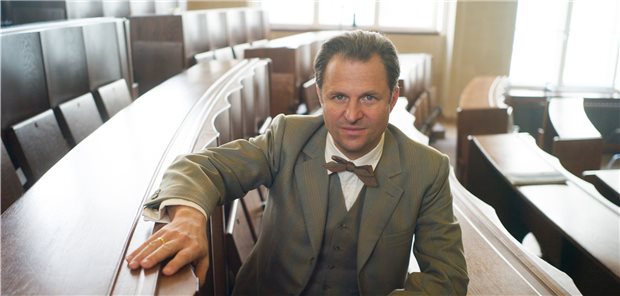 Krankenhaus an der Mauer – „Charité“ geht in die dritte Staffel Philipp Hochmair als österreichisch-deutscher Gerichtsmediziner Otto Prokop.