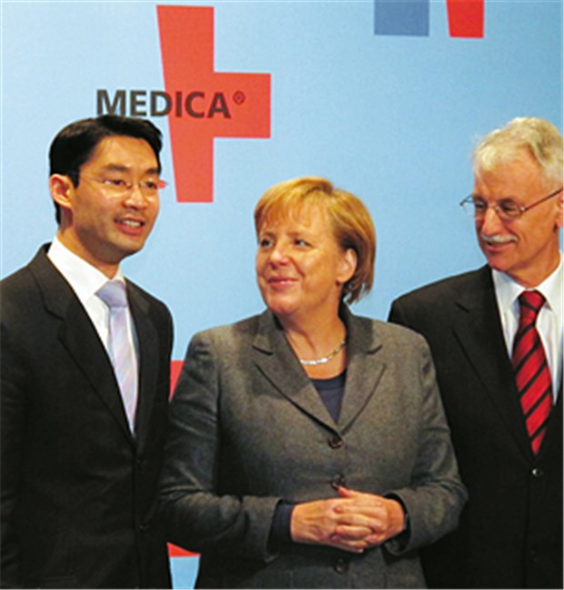 Die Kanzlerin bei der Medica Philipp Rösler, Bundeskanzlerin Angela Merkel und Werner Scherbaum, Präsident der Medica e.V., eröffneten am 17.11. die Medica.