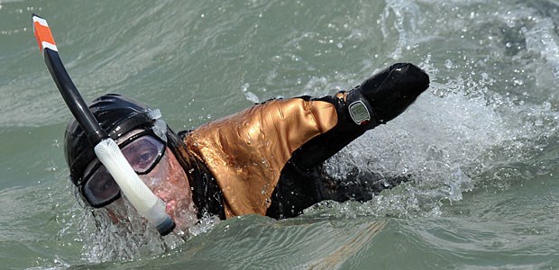 Mann ohne Gliedmaßen durchschwimmt vier Meerengen Philippe Croizon: Trotz Stromunfall mit Verlust seiner Arme und Beine bestreitet er spektakutäre Schwimmen mit Spezialprothesen.