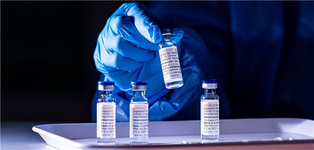 Pharmaverband: Weltweit kein Mangel an Corona-Impfstoff Phiolen mit Nuvaxovid: An Corona-Impfstoff fehlt es nicht – aktuell übersteigt das Angebot die Impfnachfrage.