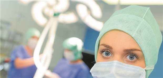 Physician Assistant: In Kliniken längst angekommen – künftig auch bei Hausärzten, wenn es nach Ansicht der Enquete-Kommission geht.