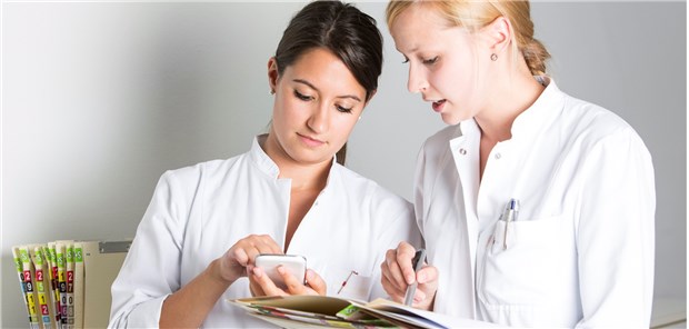 Physician Assistants könnten im Rahmen von Delegation künftig auch in den Praxen niedergelassener Ärzte arbeiten.