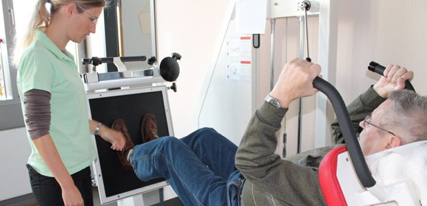 Viele Patienten müssen nicht ins Heim Physiotherapeutin Solveig Görmer gibt Horst Sonntag Tipps für die Beinpresse. Er will nach seinem Schlaganfall wieder fit werden.