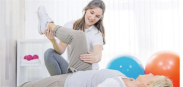 Gesundheitsberufe: Interessant, aber oft wenig attraktiv Physiotherapeutin bei der Arbeit: Ein schöner Beruf, für den die Absolventenzahlen aber sinken.