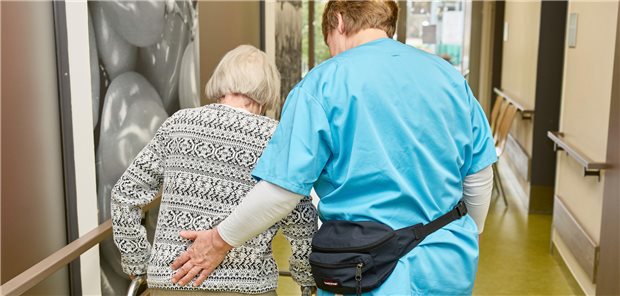 Krankenkassen üben harsche Kritik an Lauterbachs Pflegereform Physiotherapeutin mit einer Bewohnerin in einem Pflegeheim: Die hohen Eigenanteile in der Heimpflege belasten seit Jahren Pflegebedürftige und ihre Angehörigen. Die Pflegereform bringt nicht die erhoffte Entlastung, so die Kritik.