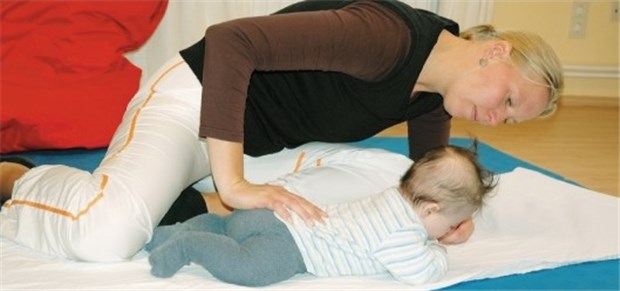 Frühförderstelle hilft Kindern interdisziplinär Physiotherapie bei einem Kleinkind: Pädiater begrüßen das Angebot.