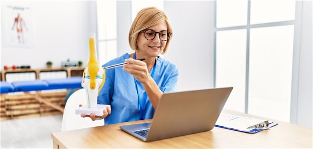 Ärztin mit Knie-TEP.