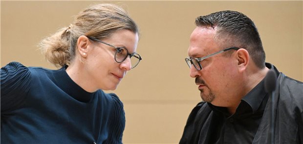 Pia Aksoy mit ihrem Anwalt Volker Loeschne