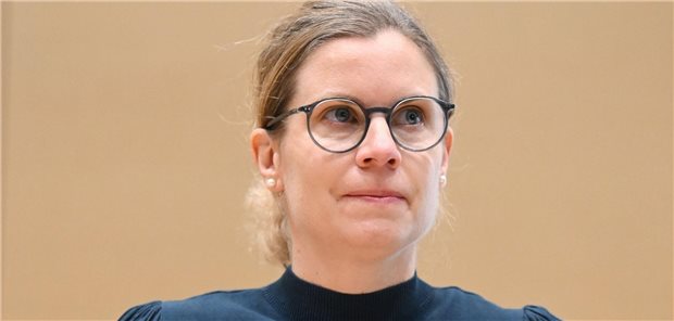 Pia Aksoy, Klägerin gegen Astrazeneca, sitzt im Bundesgerichtshof in Karlsruhe.