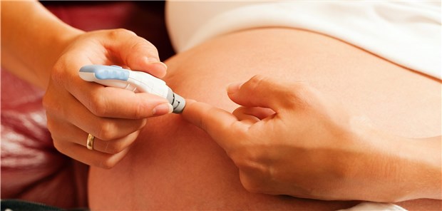 Pieks für die Blutzuckermessung: Jede fünfte Frau mit Gestationsdiabetes bekommt Insulin.