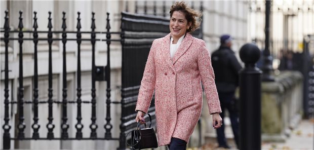 Victoria Atkins zu ihrem Antrittsbesuch in der Downing Street Nummer 10. Sie trägt einen pinken Mantel.