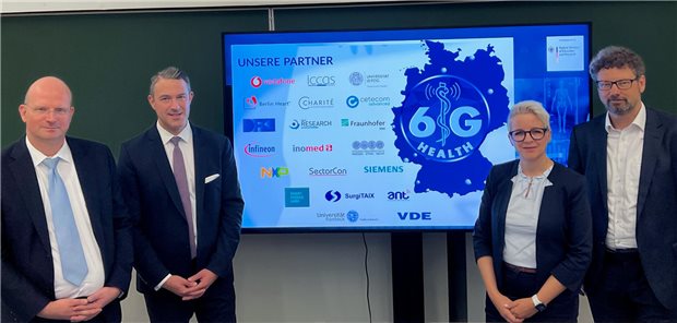 Pioniere in Sachen 6G (v.l.n.r.): Professor Thomas Neumuth, technischer Direktor des Innovation Center Computer Assisted Surgery (ICCAS), Professor Sascha Treskatsch Klinikdirektor Anästhesiologie mit Schwerpunkt operative Intensivmedizin, Susanne Schlagl, Leiterin von Vodafone Health, Dr. Ralf Irmer Leiter des Vodafone Tech Innovation Center Dresden.