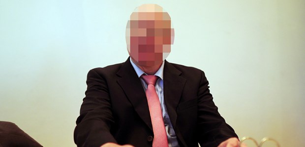 Der Arzt mit zwei Gesichtern Pixel und Krawatte: Der angeklagte Gynäkologe vor Gericht.