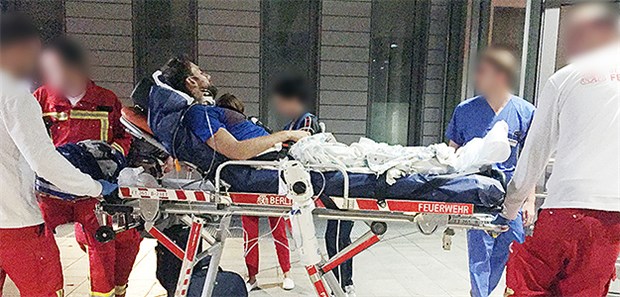 Pussy Riot-Mitglied wird in Charité behandelt Pjotr Wersilow, Mitglied der russischen Polit-Punk-Band Pussy Riot, kommt mit einem Ambulanzflug auf dem Berliner Flughafen Schönefeld an und wird von Sanitätern geschoben.