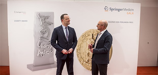 Plädierte für gute Versorgungsideen und lobte das Engagement der Galenus-Preisträger, die dazu mit beitragen würden: Gesundheitsminister Jens Spahn – hier im Gespräch mit Wolfgang van den Bergh (r.), Chefredakteur der Ärzte Zeitung bei der Galenus-Gala.