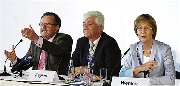 Härterer Kurs bei der Kenntnisprüfung Plädierten für einen strikteren Kurs bei der Prüfung der Qualifikationen ausländischer Ärzte – das sei die Basis für eine "gelingende Integration": BÄK-Chef Professor Frank Ulrich Montgomery (l.), Vorstandsmitglieder Dr. Max Kaplan (m.) und Dr. Martina Wenker (r.).
