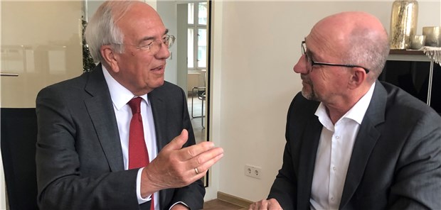Der HSK ist digitaler Kompass Plädoyer für weniger Kliniken und mehr Qualität: Ulf Fink (li.) im Gespräch mit Wolfgang van den Bergh.