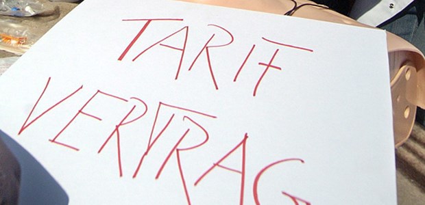 MB warnt vor 'großem Verfassungsbruch' Plakat aus dem Jahr 2006: Damals hatten Klinikärzte mit Protestaktionen eigene Tarifverträge erkämpft.