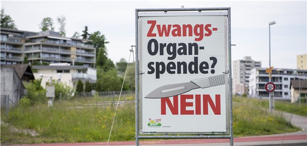 Organspenden: Votieren die Schweizer für Widerspruchsregelung? Plakat der nationalkonservativen Schweizerischen Volkspartei (SVP), in der zur Ablehnung der Widerspruchslösung aufgerufen wird.