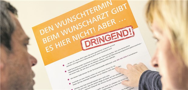 Vielfältiges Echo auf das Versorgungsgesetz Plakat zu Terminservicestellen: Die Koalition schärft Vorgaben nach.