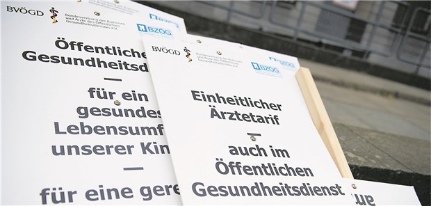 Plakate bei einer Demonstration im Mai 2018 vor dem Gesundheitsamt Berlin Charlottenburg/Wilmersdorf.