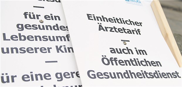 Plakate einer Demonstration zur Durchsetzung von Arzttarifen im ÖGD vor dem Berliner Gesundheitsamt Charlottenburg/Wilmersdorf im Mai.