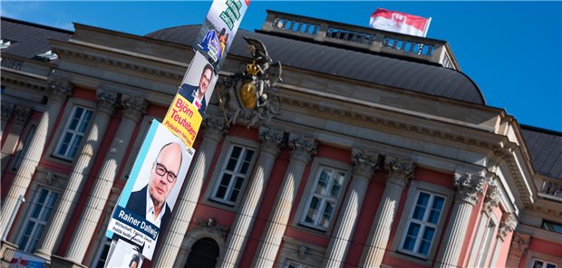 Plakate verschiedener Parteien hängen an einer Straßenlaterne vor dem Brandenburger Landtag. Unterdessen endet Anfang Juni die Arbeit des Corona-Untersuchungsausschusses im Landtag.